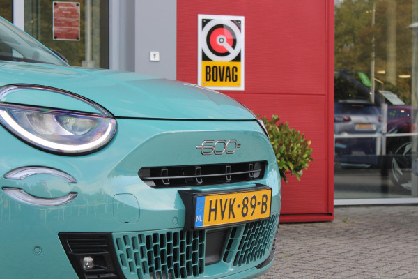 Fiat 600 1.2 110PK Hybrid AUTOMAAT POP | WINTER PACK: VERWAMBARE VOORSTOELEN/VERWARMBARE VOORRUIT | PACK COMFORT: ACHTERUITRIJCAMERA MET DYNAMISCHE HULPLIJNEN/AUDIOSYSTEEM MET 6 SPEAKERS/DRAADLOOS LADEN/KEYLESS ENTRY/NAVIGATIE/PARKEERSENSOREN VOOR EN ACHTER/VERKEERSBORDINFORMATIE | PACK STYLE: 17" LICHTMETALEN VELGEN/HOOGGLANS ZWARTE SPIEGELKAPPEN/VERCHROME OMLIJSTING/LED RICHTINGAANWIJZERS/LED MISTLAMPEN/DASHBOARD IN CARROSSERIEKLEUR | DRAADLOZE APPLE CARPLAY/ANDROID AUTO |