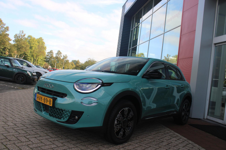 Fiat 600 1.2 110PK Hybrid AUTOMAAT POP | WINTER PACK: VERWAMBARE VOORSTOELEN/VERWARMBARE VOORRUIT | PACK COMFORT: ACHTERUITRIJCAMERA MET DYNAMISCHE HULPLIJNEN/AUDIOSYSTEEM MET 6 SPEAKERS/DRAADLOOS LADEN/KEYLESS ENTRY/NAVIGATIE/PARKEERSENSOREN VOOR EN ACHTER/VERKEERSBORDINFORMATIE | PACK STYLE: 17" LICHTMETALEN VELGEN/HOOGGLANS ZWARTE SPIEGELKAPPEN/VERCHROME OMLIJSTING/LED RICHTINGAANWIJZERS/LED MISTLAMPEN/DASHBOARD IN CARROSSERIEKLEUR | DRAADLOZE APPLE CARPLAY/ANDROID AUTO |