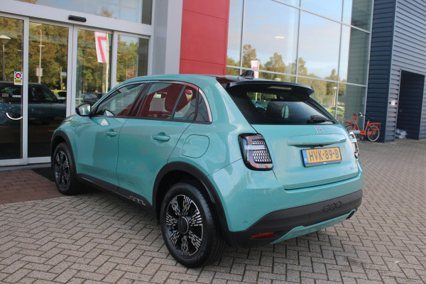 Fiat 600 1.2 110PK Hybrid AUTOMAAT POP | WINTER PACK: VERWAMBARE VOORSTOELEN/VERWARMBARE VOORRUIT | PACK COMFORT: ACHTERUITRIJCAMERA MET DYNAMISCHE HULPLIJNEN/AUDIOSYSTEEM MET 6 SPEAKERS/DRAADLOOS LADEN/KEYLESS ENTRY/NAVIGATIE/PARKEERSENSOREN VOOR EN ACHTER/VERKEERSBORDINFORMATIE | PACK STYLE: 17" LICHTMETALEN VELGEN/HOOGGLANS ZWARTE SPIEGELKAPPEN/VERCHROME OMLIJSTING/LED RICHTINGAANWIJZERS/LED MISTLAMPEN/DASHBOARD IN CARROSSERIEKLEUR | DRAADLOZE APPLE CARPLAY/ANDROID AUTO |