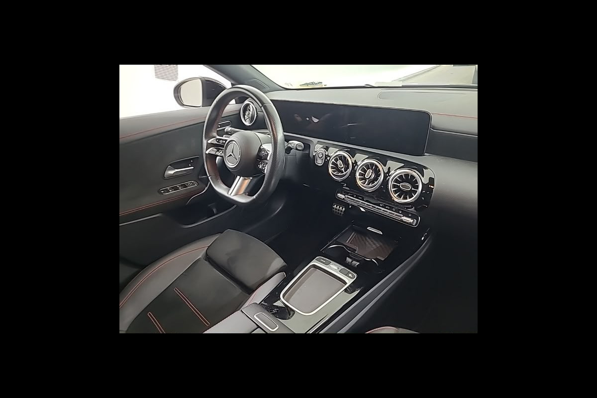 Mercedes-Benz CLA-Klasse 250 e Star Edition AMG | Panoramadak | Stoelverwarming | Camera | Cruise Control | Keyless | Ambiance Verlichting | Navigatie | Grootlichtassistent | LED |