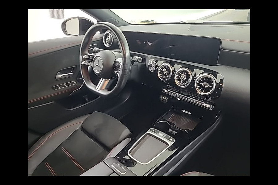 Mercedes-Benz CLA-Klasse 250 e Star Edition AMG | Panoramadak | Stoelverwarming | Camera | Cruise Control | Keyless | Ambiance Verlichting | Navigatie | Grootlichtassistent | LED |