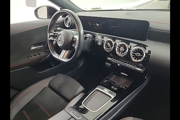 Mercedes-Benz CLA-Klasse 250 e Star Edition AMG | Panoramadak | Stoelverwarming | Camera | Cruise Control | Keyless | Ambiance Verlichting | Navigatie | Grootlichtassistent | LED |