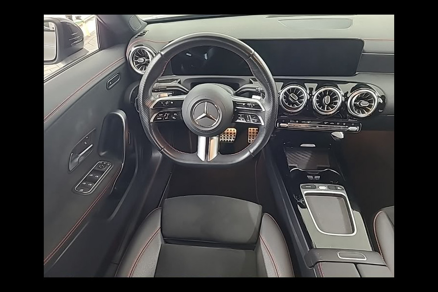 Mercedes-Benz CLA-Klasse 250 e Star Edition AMG | Panoramadak | Stoelverwarming | Camera | Cruise Control | Keyless | Ambiance Verlichting | Navigatie | Grootlichtassistent | LED |