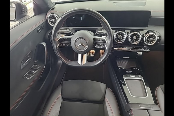 Mercedes-Benz CLA-Klasse 250 e Star Edition AMG | Panoramadak | Stoelverwarming | Camera | Cruise Control | Keyless | Ambiance Verlichting | Navigatie | Grootlichtassistent | LED |