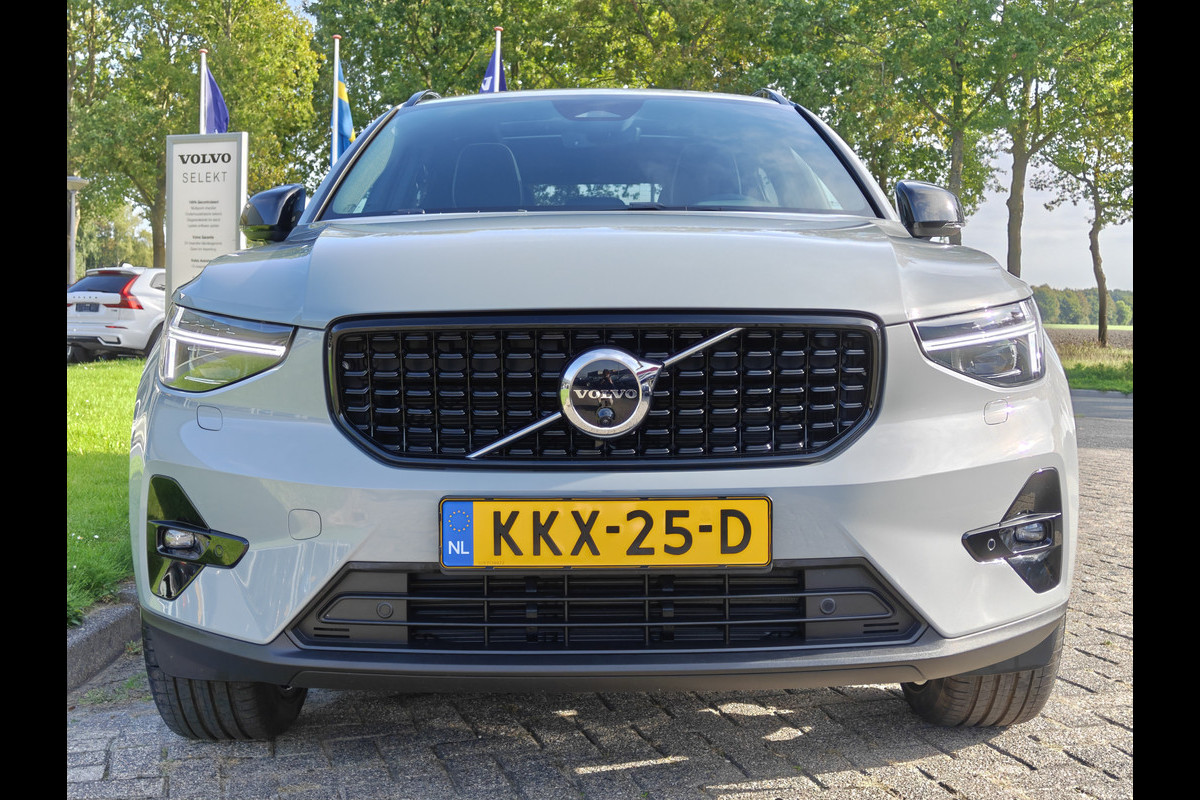 Volvo XC40 B4 211PK Plus Dark | 360 | H&K | Trekhaak | Schuif/kantel dak | Nubuck | 20" | Memory | Stoel/stuurverwarmd |