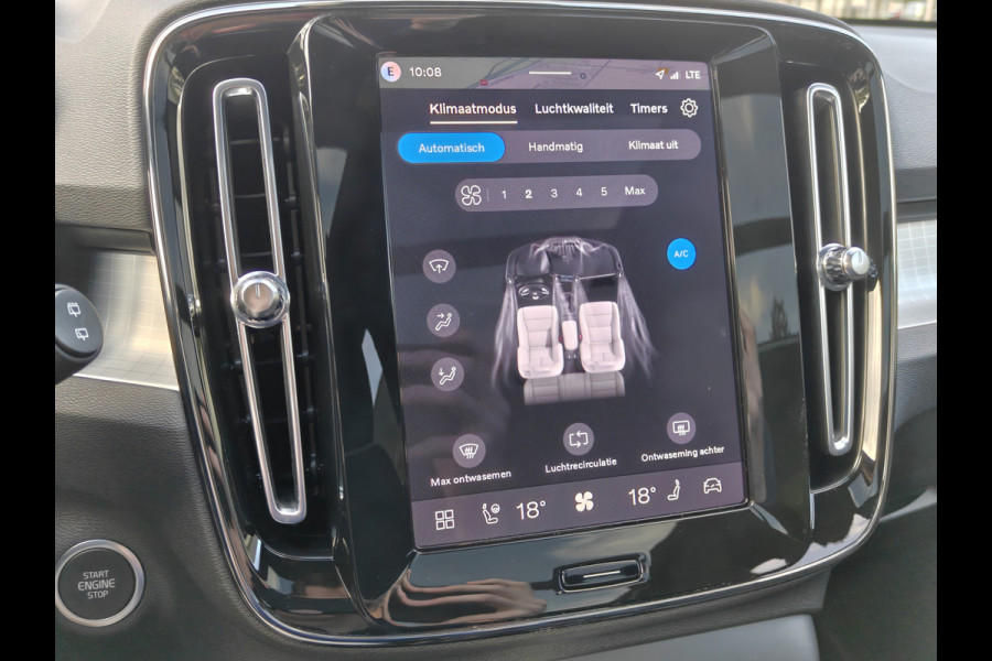 Volvo XC40 B4 211PK Plus Dark | BLIS | Trekhaak | 360 | H&K | Pano | Carplay | Elektr. Stoelen | ACC | Stoel/Stuur verwarming |