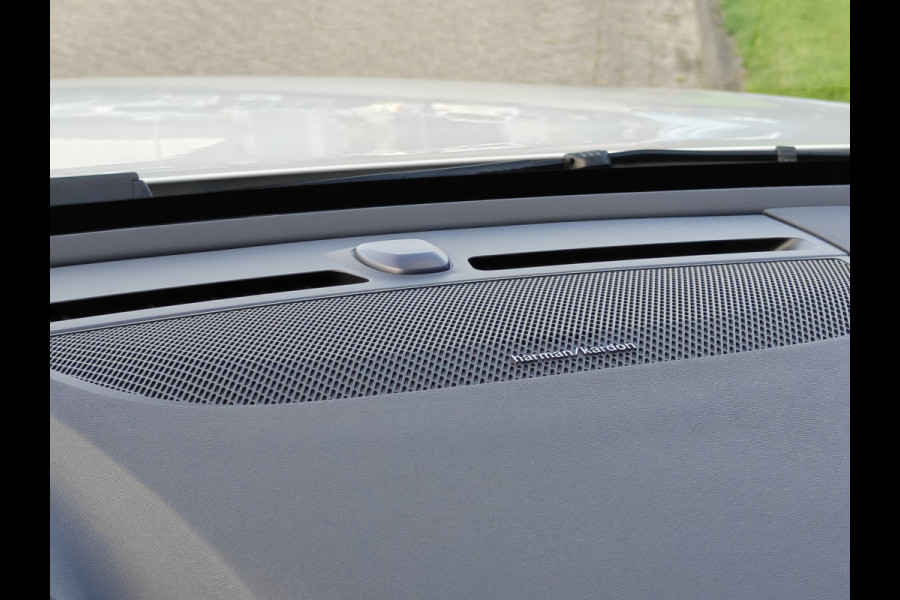 Volvo XC40 B4 211PK Plus Dark | BLIS | Trekhaak | 360 | H&K | Pano | Carplay | Elektr. Stoelen | ACC | Stoel/Stuur verwarming |