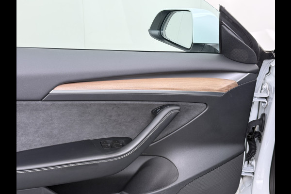 Tesla Model 3 RWD Plus LFP Trekhaak Warmtepomp Pano-Dak Navi Camera's Leder Memory Stuur+Stoelverwarming SOH 91% Traffic-Aware Cruise Control AMD Ryzen™ Elek.Achterklep Led 1.000KG Trekgewicht Origineel Nederlandse Auto