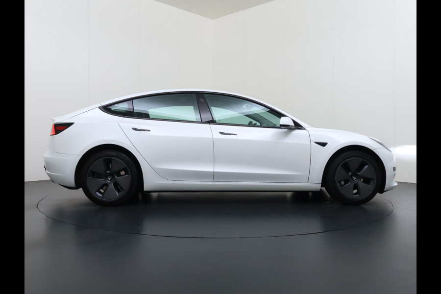 Tesla Model 3 RWD Plus LFP Trekhaak Warmtepomp Pano-Dak Navi Camera's Leder Memory Stuur+Stoelverwarming SOH 91% Traffic-Aware Cruise Control AMD Ryzen™ Elek.Achterklep Led 1.000KG Trekgewicht Origineel Nederlandse Auto