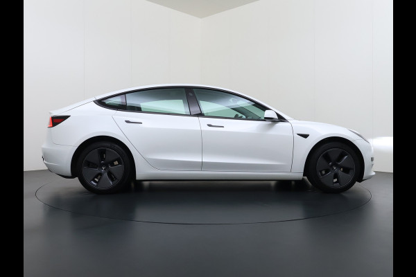 Tesla Model 3 RWD Plus LFP Trekhaak Warmtepomp Pano-Dak Navi Camera's Leder Memory Stuur+Stoelverwarming SOH 91% Traffic-Aware Cruise Control AMD Ryzen™ Elek.Achterklep Led 1.000KG Trekgewicht Origineel Nederlandse Auto