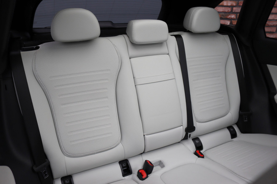 Mercedes-Benz GLC 400e 4MATIC AMG Line | Panoramadak | Trekhaak | Memory | Burmester | Surround Camera | Keyless Go | Digital Light | Verwarmd Stuurwiel | HUD |