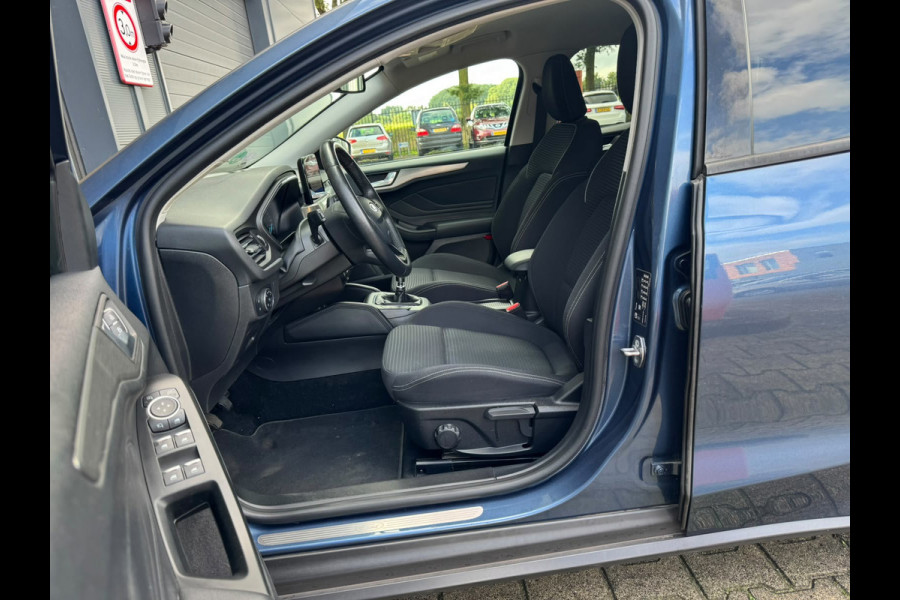Ford Focus 1.5 EcoBoost Titanium Business / NAP !! / 2de EIGENAAR / DEALER ONDERHOUDEN / AFN. TREKHAAK / WINTER + DESIGN PAKKET !