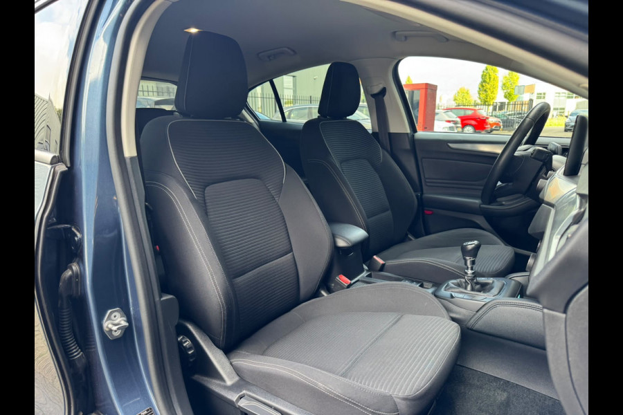 Ford Focus 1.5 EcoBoost Titanium Business / NAP !! / 2de EIGENAAR / DEALER ONDERHOUDEN / AFN. TREKHAAK / WINTER + DESIGN PAKKET !