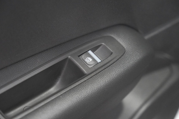 Renault Captur Mild Hybrid 140 EDC Techno | 360 Camera | Groot scherm | Stoelverwarming | Parkeersensoren | Allseason banden