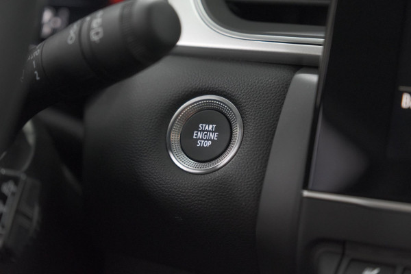 Renault Captur Mild Hybrid 140 EDC Techno | 360 Camera | Groot scherm | Stoelverwarming | Parkeersensoren | Allseason banden