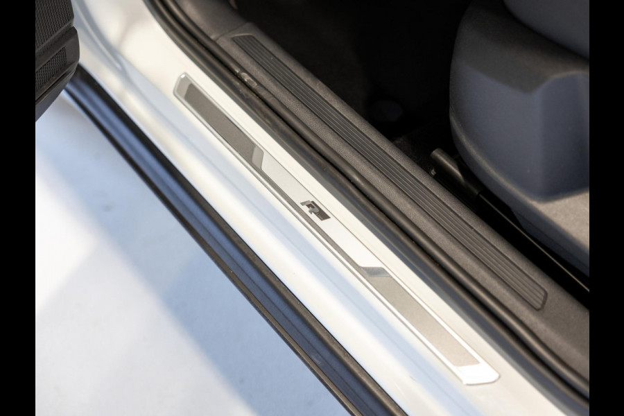 Volkswagen T-Cross 1.5 TSI 2x R-Line / 150pk / Trekhaak / Stoelverwarming / Virtual cockpit /