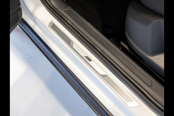 Volkswagen T-Cross 1.5 TSI 2x R-Line / 150pk / Trekhaak / Stoelverwarming / Virtual cockpit /