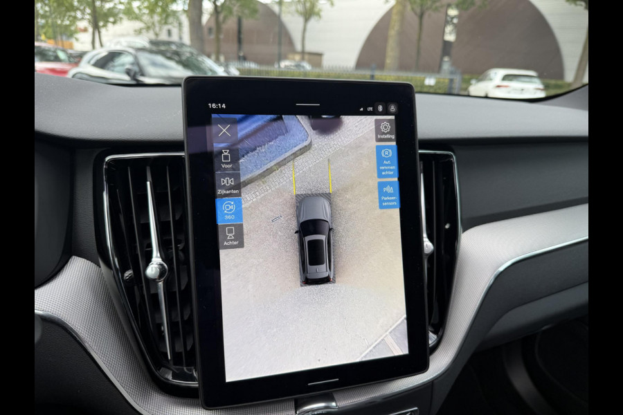 Volvo XC60 2.0 T8 Plug-in hybrid AWD Plus Black Edition VAN 58.900:,- VOOR:54.877,- UW HERFSTVOORDEEL: 4.023,-| UNIEK!| VAPOUR GREY| ELEKTRISCHE TREKHAAK| PANO| HK AUDIO| MEMORY STOELEN| HUD| 360 CAMERA| VOL OPTIES!|