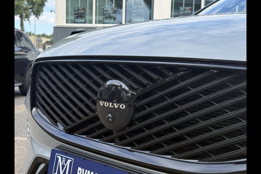 Volvo XC60 2.0 T8 Plug-in hybrid AWD Plus Black Edition VAN 58.900:,- VOOR:54.877,- UW HERFSTVOORDEEL: 4.023,-| UNIEK!| VAPOUR GREY| ELEKTRISCHE TREKHAAK| PANO| HK AUDIO| MEMORY STOELEN| HUD| 360 CAMERA| VOL OPTIES!|