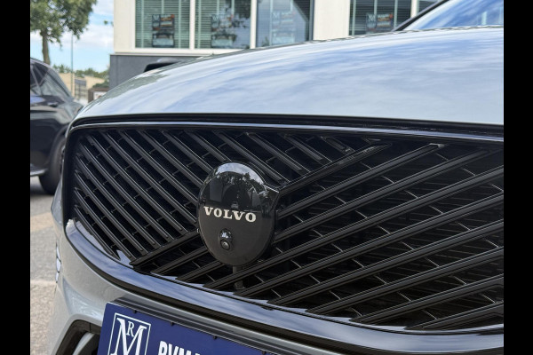 Volvo XC60 2.0 T8 Plug-in hybrid AWD Plus Black Edition VAN 58.900:,- VOOR:54.877,- UW HERFSTVOORDEEL: 4.023,-| UNIEK!| VAPOUR GREY| ELEKTRISCHE TREKHAAK| PANO| HK AUDIO| MEMORY STOELEN| HUD| 360 CAMERA| VOL OPTIES!|