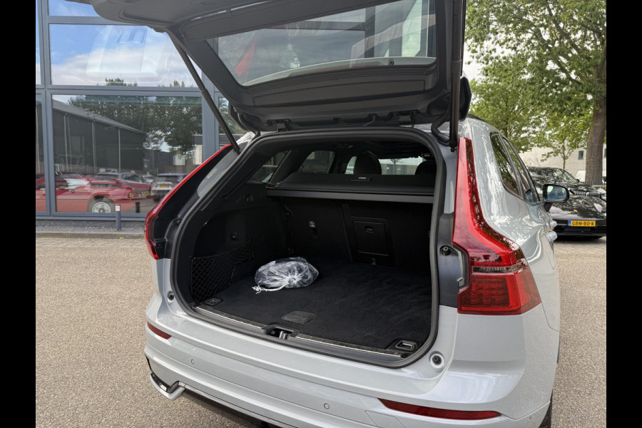 Volvo XC60 2.0 T8 Plug-in hybrid AWD Plus Black Edition VAN 58.900:,- VOOR:54.877,- UW HERFSTVOORDEEL: 4.023,-| UNIEK!| VAPOUR GREY| ELEKTRISCHE TREKHAAK| PANO| HK AUDIO| MEMORY STOELEN| HUD| 360 CAMERA| VOL OPTIES!|