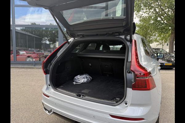 Volvo XC60 2.0 T8 Plug-in hybrid AWD Plus Black Edition VAN 58.900:,- VOOR:54.877,- UW HERFSTVOORDEEL: 4.023,-| UNIEK!| VAPOUR GREY| ELEKTRISCHE TREKHAAK| PANO| HK AUDIO| MEMORY STOELEN| HUD| 360 CAMERA| VOL OPTIES!|