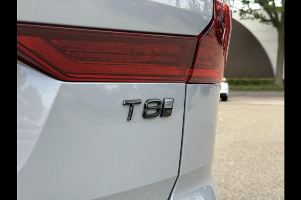 Volvo XC60 2.0 T8 Plug-in hybrid AWD Plus Black Edition VAN 58.900:,- VOOR:54.877,- UW HERFSTVOORDEEL: 4.023,-| UNIEK!| VAPOUR GREY| ELEKTRISCHE TREKHAAK| PANO| HK AUDIO| MEMORY STOELEN| HUD| 360 CAMERA| VOL OPTIES!|