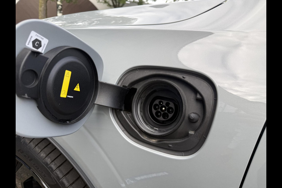 Volvo XC60 2.0 T8 Plug-in hybrid AWD Plus Black Edition VAN 58.900:,- VOOR:54.877,- UW HERFSTVOORDEEL: 4.023,-| UNIEK!| VAPOUR GREY| ELEKTRISCHE TREKHAAK| PANO| HK AUDIO| MEMORY STOELEN| HUD| 360 CAMERA| VOL OPTIES!|
