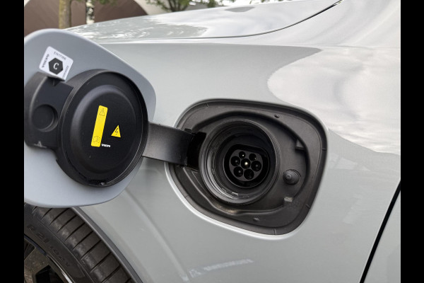 Volvo XC60 2.0 T8 Plug-in hybrid AWD Plus Black Edition VAN 58.900:,- VOOR:54.877,- UW HERFSTVOORDEEL: 4.023,-| UNIEK!| VAPOUR GREY| ELEKTRISCHE TREKHAAK| PANO| HK AUDIO| MEMORY STOELEN| HUD| 360 CAMERA| VOL OPTIES!|