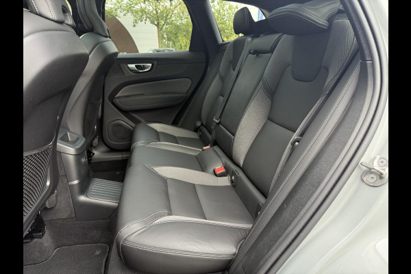 Volvo XC60 2.0 T8 Plug-in hybrid AWD Plus Black Edition VAN 58.900:,- VOOR:54.877,- UW HERFSTVOORDEEL: 4.023,-| UNIEK!| VAPOUR GREY| ELEKTRISCHE TREKHAAK| PANO| HK AUDIO| MEMORY STOELEN| HUD| 360 CAMERA| VOL OPTIES!|