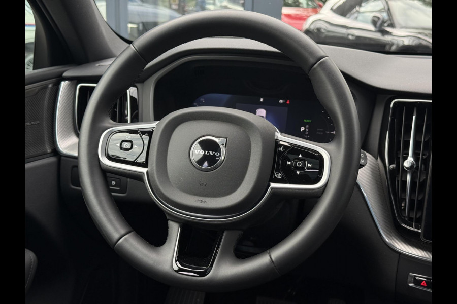 Volvo XC60 2.0 T8 Plug-in hybrid AWD Plus Black Edition VAN 58.900:,- VOOR:54.877,- UW HERFSTVOORDEEL: 4.023,-| UNIEK!| VAPOUR GREY| ELEKTRISCHE TREKHAAK| PANO| HK AUDIO| MEMORY STOELEN| HUD| 360 CAMERA| VOL OPTIES!|