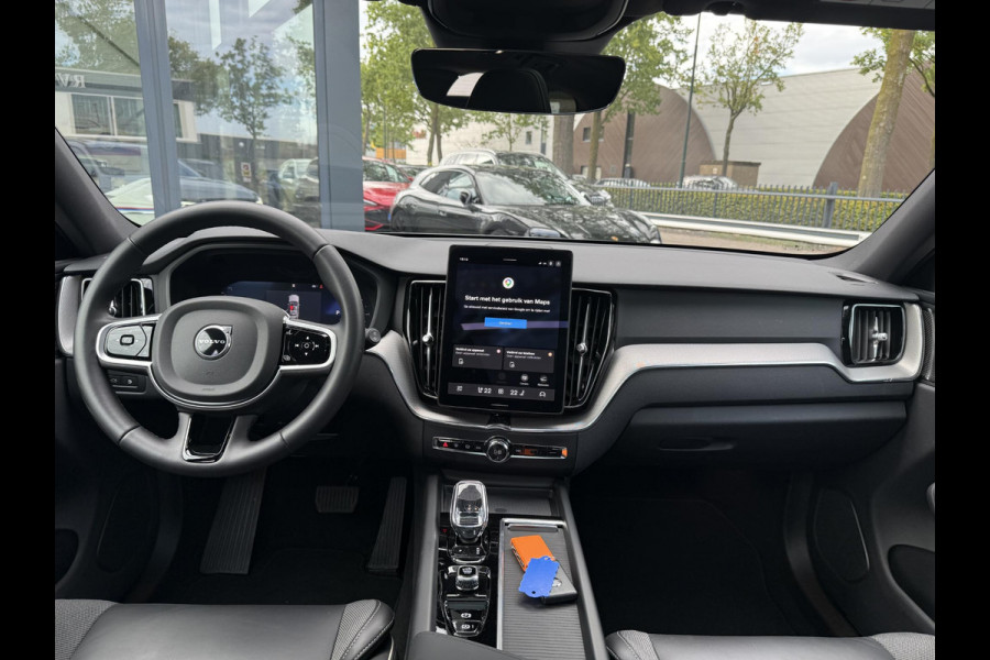 Volvo XC60 2.0 T8 Plug-in hybrid AWD Plus Black Edition VAN 58.900:,- VOOR:54.877,- UW HERFSTVOORDEEL: 4.023,-| UNIEK!| VAPOUR GREY| ELEKTRISCHE TREKHAAK| PANO| HK AUDIO| MEMORY STOELEN| HUD| 360 CAMERA| VOL OPTIES!|