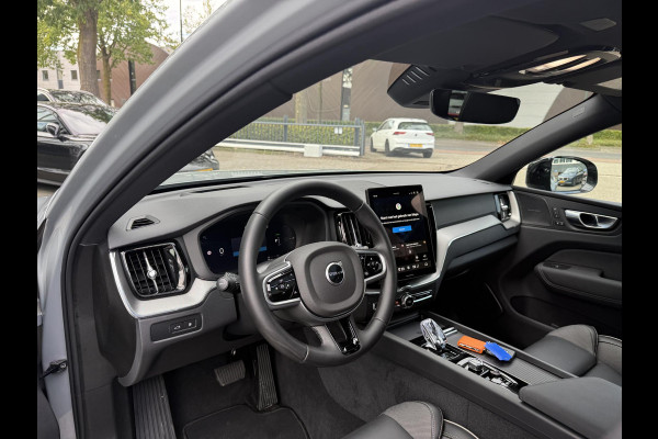 Volvo XC60 2.0 T8 Plug-in hybrid AWD Plus Black Edition VAN 58.900:,- VOOR:54.877,- UW HERFSTVOORDEEL: 4.023,-| UNIEK!| VAPOUR GREY| ELEKTRISCHE TREKHAAK| PANO| HK AUDIO| MEMORY STOELEN| HUD| 360 CAMERA| VOL OPTIES!|