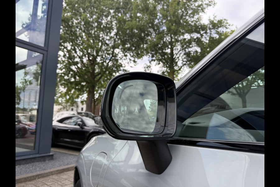 Volvo XC60 2.0 T8 Plug-in hybrid AWD Plus Black Edition VAN 58.900:,- VOOR:54.877,- UW HERFSTVOORDEEL: 4.023,-| UNIEK!| VAPOUR GREY| ELEKTRISCHE TREKHAAK| PANO| HK AUDIO| MEMORY STOELEN| HUD| 360 CAMERA| VOL OPTIES!|