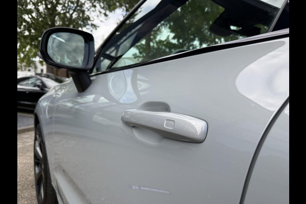 Volvo XC60 2.0 T8 Plug-in hybrid AWD Plus Black Edition VAN 58.900:,- VOOR:54.877,- UW HERFSTVOORDEEL: 4.023,-| UNIEK!| VAPOUR GREY| ELEKTRISCHE TREKHAAK| PANO| HK AUDIO| MEMORY STOELEN| HUD| 360 CAMERA| VOL OPTIES!|