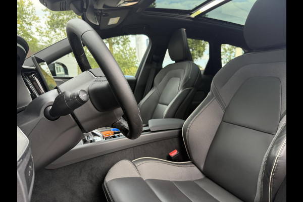 Volvo XC60 2.0 T8 Plug-in hybrid AWD Plus Black Edition VAN 58.900:,- VOOR:54.877,- UW HERFSTVOORDEEL: 4.023,-| UNIEK!| VAPOUR GREY| ELEKTRISCHE TREKHAAK| PANO| HK AUDIO| MEMORY STOELEN| HUD| 360 CAMERA| VOL OPTIES!|