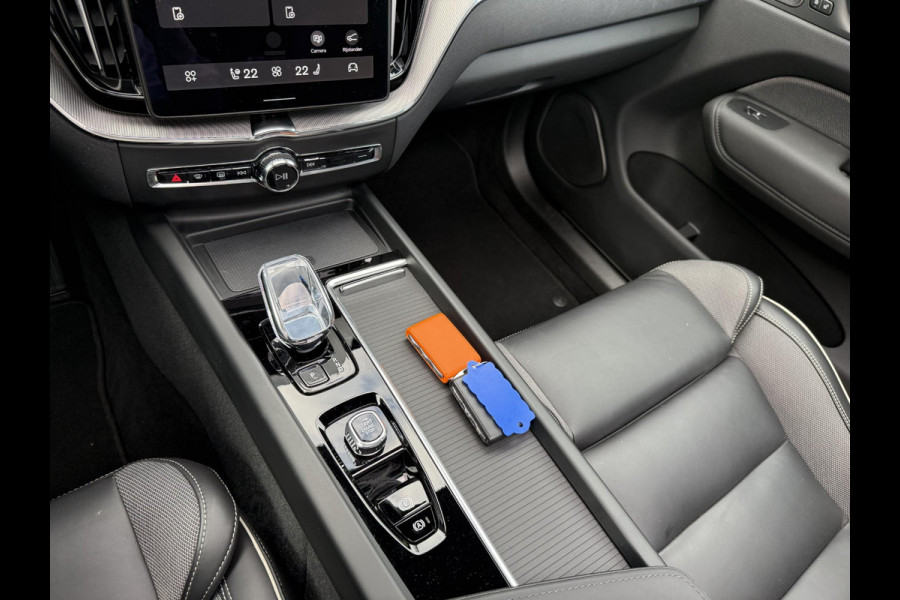 Volvo XC60 2.0 T8 Plug-in hybrid AWD Plus Black Edition VAN 58.900:,- VOOR:54.877,- UW HERFSTVOORDEEL: 4.023,-| UNIEK!| VAPOUR GREY| ELEKTRISCHE TREKHAAK| PANO| HK AUDIO| MEMORY STOELEN| HUD| 360 CAMERA| VOL OPTIES!|