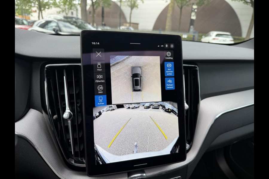 Volvo XC60 2.0 T8 Plug-in hybrid AWD Plus Black Edition VAN 58.900:,- VOOR:54.877,- UW HERFSTVOORDEEL: 4.023,-| UNIEK!| VAPOUR GREY| ELEKTRISCHE TREKHAAK| PANO| HK AUDIO| MEMORY STOELEN| HUD| 360 CAMERA| VOL OPTIES!|