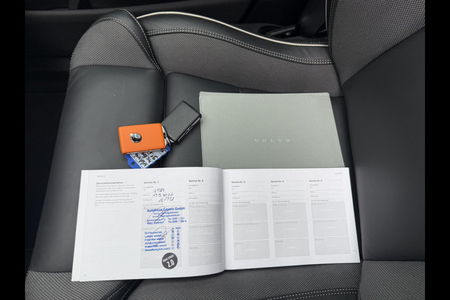 Volvo XC60 2.0 T8 Plug-in hybrid AWD Plus Black Edition VAN 58.900:,- VOOR:54.877,- UW HERFSTVOORDEEL: 4.023,-| UNIEK!| VAPOUR GREY| ELEKTRISCHE TREKHAAK| PANO| HK AUDIO| MEMORY STOELEN| HUD| 360 CAMERA| VOL OPTIES!|