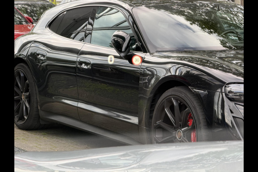 Volvo XC60 2.0 T8 Plug-in hybrid AWD Plus Black Edition VAN 58.900:,- VOOR:54.877,- UW HERFSTVOORDEEL: 4.023,-| UNIEK!| VAPOUR GREY| ELEKTRISCHE TREKHAAK| PANO| HK AUDIO| MEMORY STOELEN| HUD| 360 CAMERA| VOL OPTIES!|
