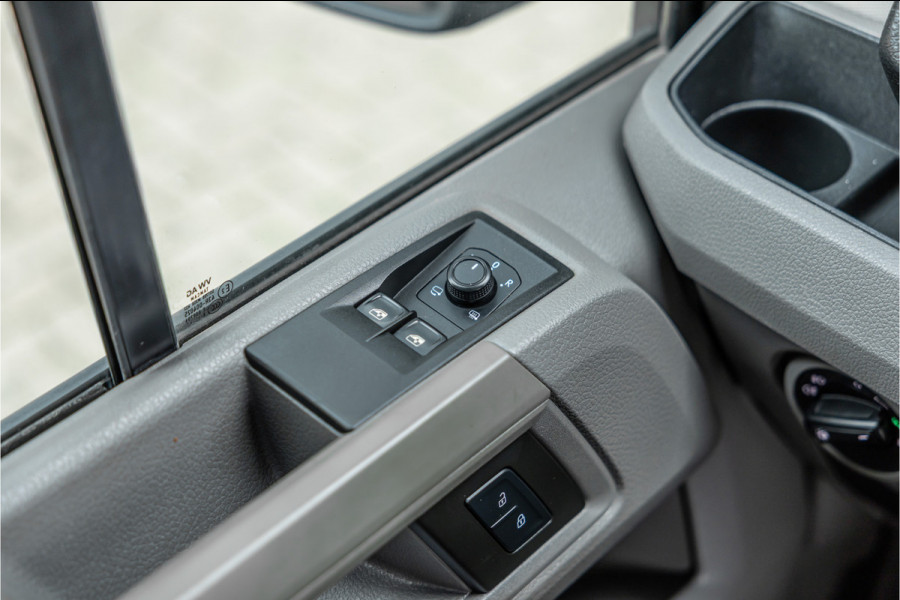 Volkswagen Crafter 2.0 TDI 177 PK L3H3 Highline | DSG | L+R Schuifdeur | Bi-Xenon | ACC | Trekhaak | Blind spot | Camera | CarPlay | Navigatie | Massage | Stoel- en stuurwielverwarming | DAB | Nieuwe APK