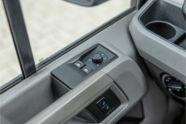 Volkswagen Crafter 2.0 TDI 177 PK L3H3 Highline | DSG | L+R Schuifdeur | Bi-Xenon | ACC | Trekhaak | Blind spot | Camera | CarPlay | Navigatie | Massage | Stoel- en stuurwielverwarming | DAB | Nieuwe APK