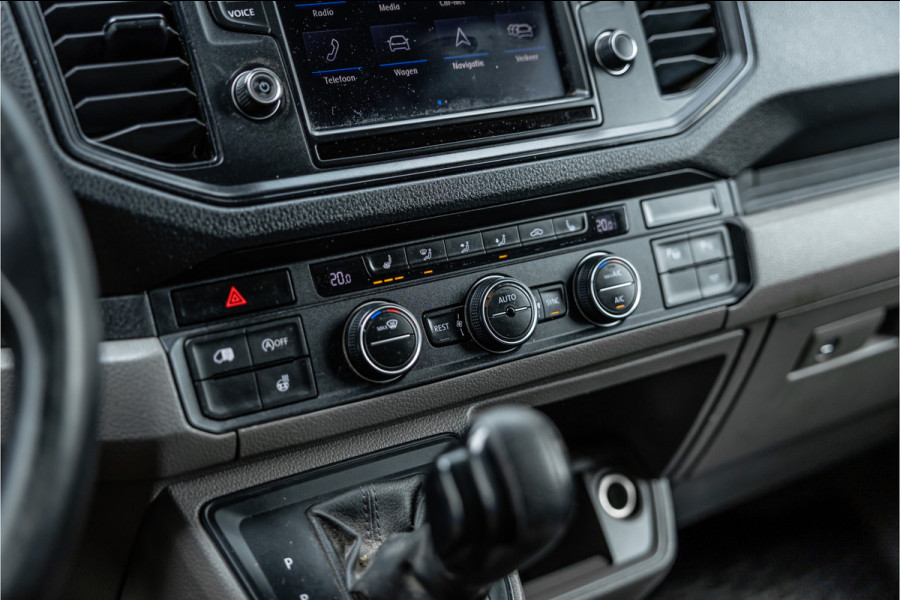 Volkswagen Crafter 2.0 TDI 177 PK L3H3 Highline | DSG | L+R Schuifdeur | Bi-Xenon | ACC | Trekhaak | Blind spot | Camera | CarPlay | Navigatie | Massage | Stoel- en stuurwielverwarming | DAB | Nieuwe APK