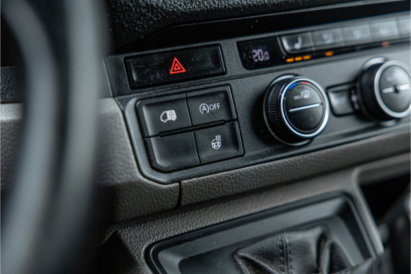 Volkswagen Crafter 2.0 TDI 177 PK L3H3 Highline | DSG | L+R Schuifdeur | Bi-Xenon | ACC | Trekhaak | Blind spot | Camera | CarPlay | Navigatie | Massage | Stoel- en stuurwielverwarming | DAB | Nieuwe APK