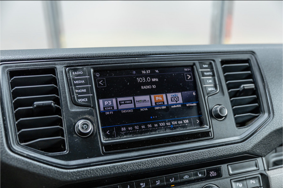 Volkswagen Crafter 2.0 TDI 177 PK L3H3 Highline | DSG | L+R Schuifdeur | Bi-Xenon | ACC | Trekhaak | Blind spot | Camera | CarPlay | Navigatie | Massage | Stoel- en stuurwielverwarming | DAB | Nieuwe APK