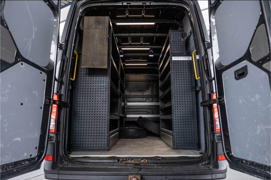 Volkswagen Crafter 2.0 TDI 177 PK L3H3 Highline | DSG | L+R Schuifdeur | Bi-Xenon | ACC | Trekhaak | Blind spot | Camera | CarPlay | Navigatie | Massage | Stoel- en stuurwielverwarming | DAB | Nieuwe APK