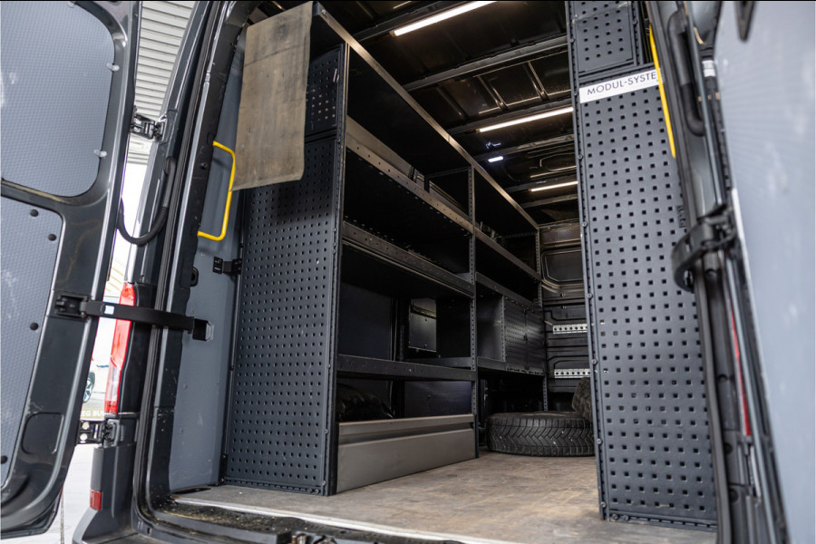 Volkswagen Crafter 2.0 TDI 177 PK L3H3 Highline | DSG | L+R Schuifdeur | Bi-Xenon | ACC | Trekhaak | Blind spot | Camera | CarPlay | Navigatie | Massage | Stoel- en stuurwielverwarming | DAB | Nieuwe APK