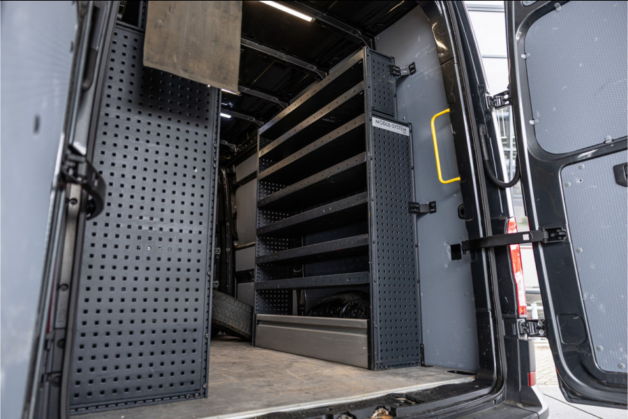 Volkswagen Crafter 2.0 TDI 177 PK L3H3 Highline | DSG | L+R Schuifdeur | Bi-Xenon | ACC | Trekhaak | Blind spot | Camera | CarPlay | Navigatie | Massage | Stoel- en stuurwielverwarming | DAB | Nieuwe APK