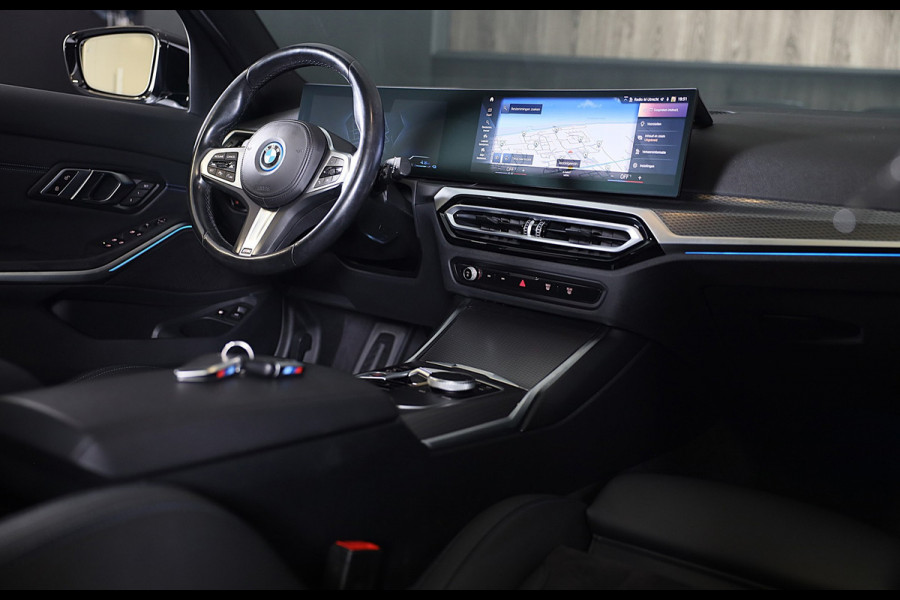 BMW 3 Serie Touring 320e M Line / Head Up / Memory / Navi / Camera / Acc / F1 / Open Panoramadak / Led / Pdc / 19 Inch
