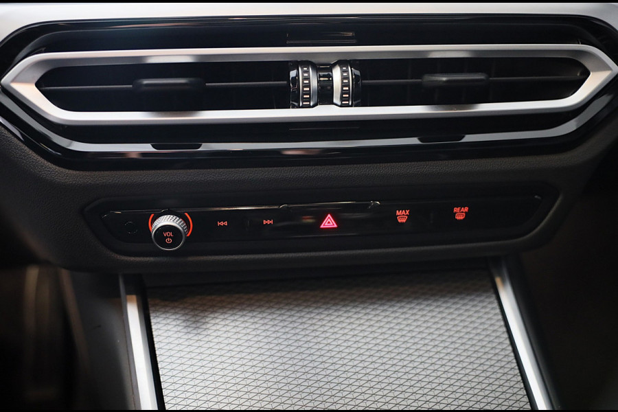BMW 3 Serie Touring 320e M Line / Head Up / Memory / Navi / Camera / Acc / F1 / Open Panoramadak / Led / Pdc / 19 Inch